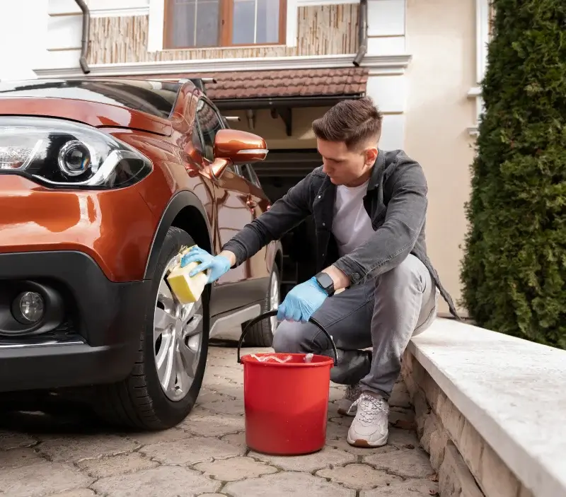 Lavage auto à domicile Alos : professionnel intervenant sur un véhicule